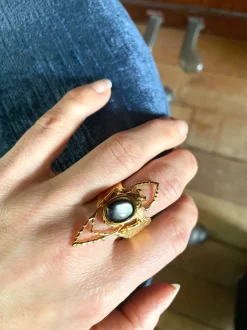 Bague Beetle Dorée Nacre Grise