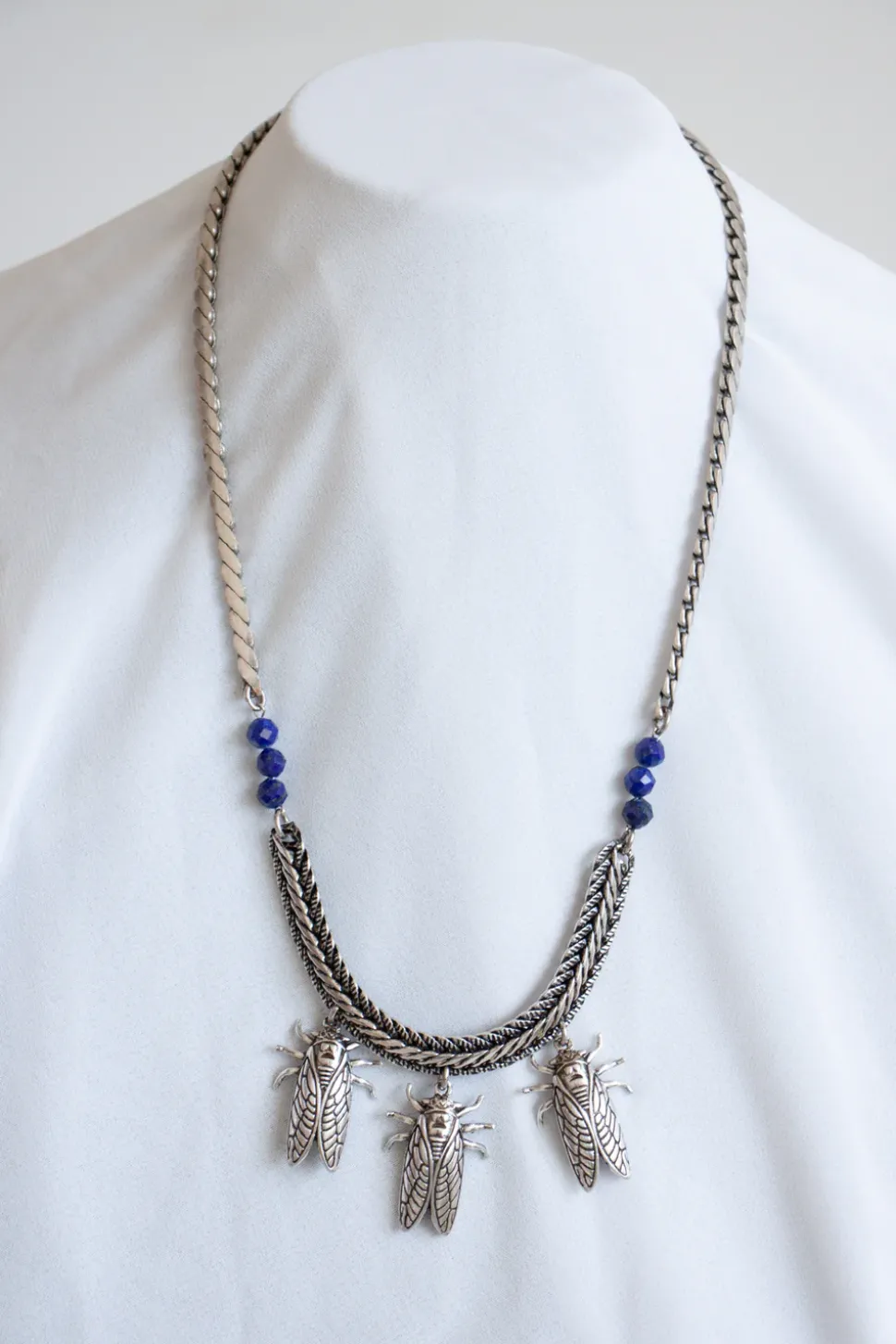 Collier Petite Cigale Cica argenté et Lapis
