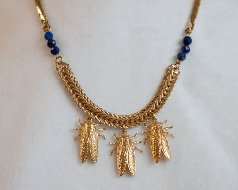 Collier Petite Cigale Cica doré et Lapis